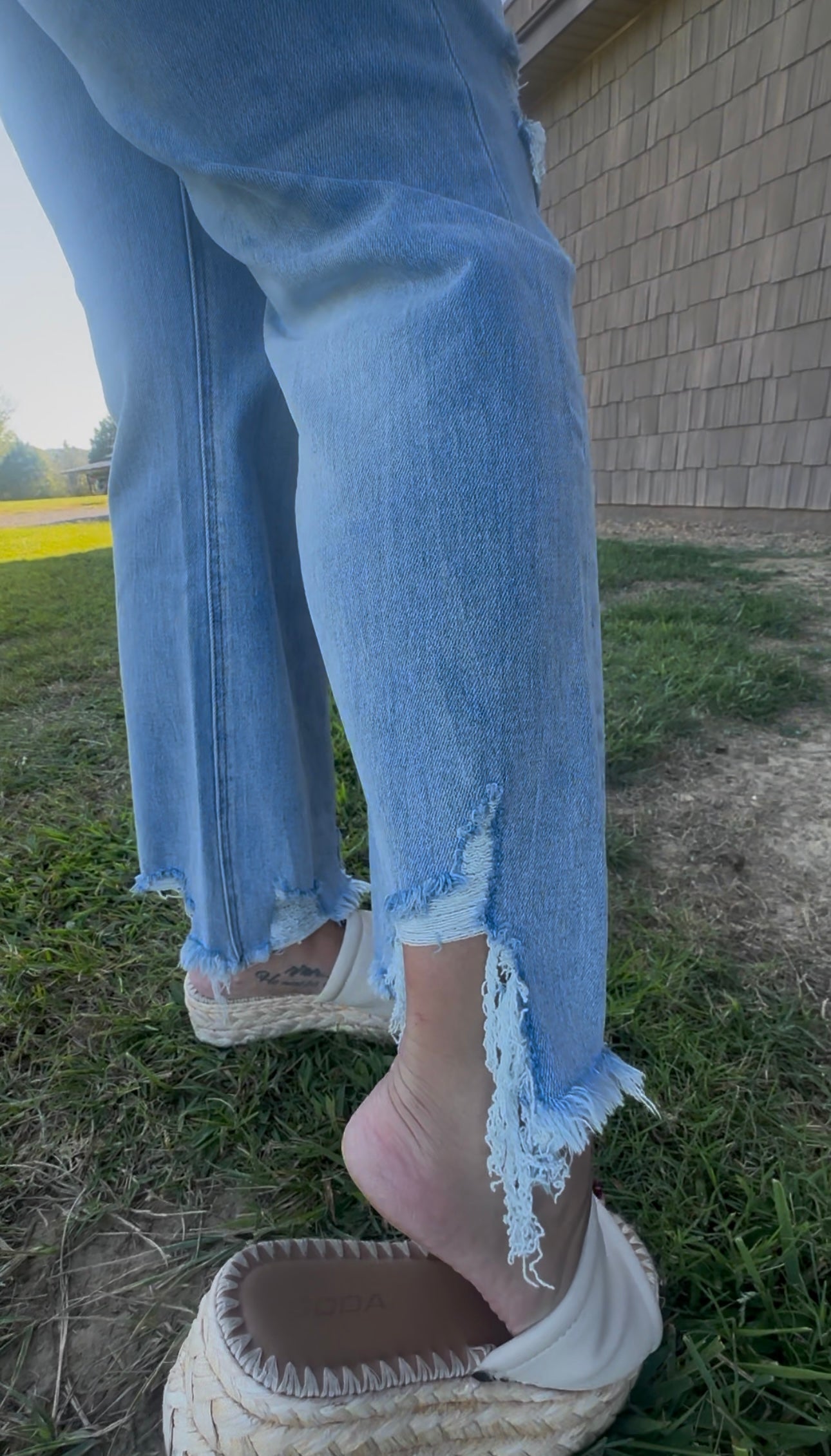 SUPER HIGH DISTRESSED JEANS